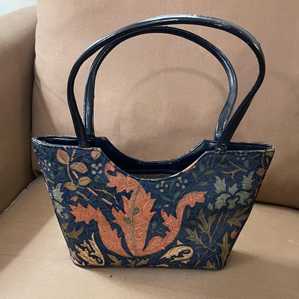 La Vinchi handbag with tapestry textured fabric covering
